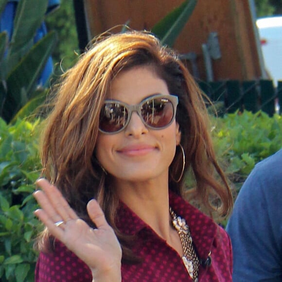 Eva Mendes sur le plateau de l'emission "Extra!" avec Mario Lopez a Los Angeles, le 25 septembre 2013.
