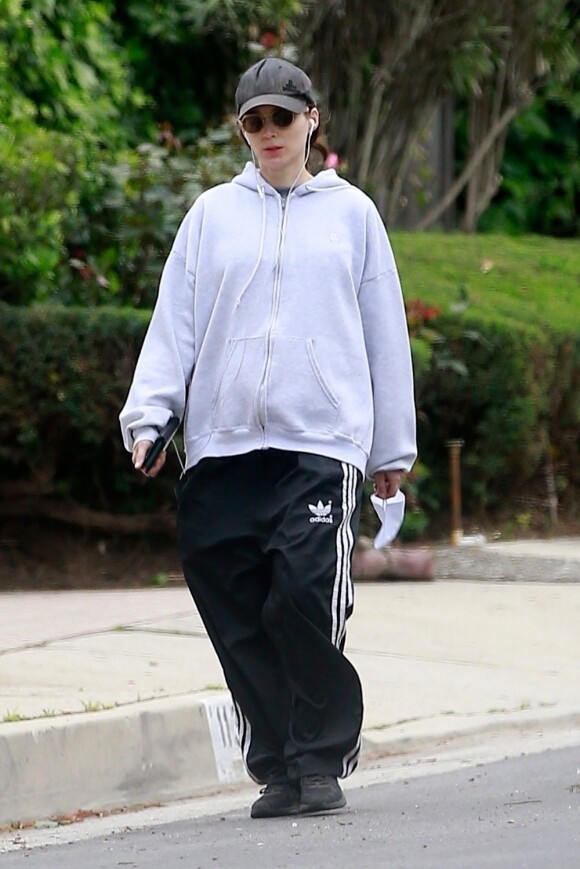 Exclusif - Rooney Mara, un masque à la main, se promène dans les rues de Los Angeles pendant le confinement, le 19 avril 2020.