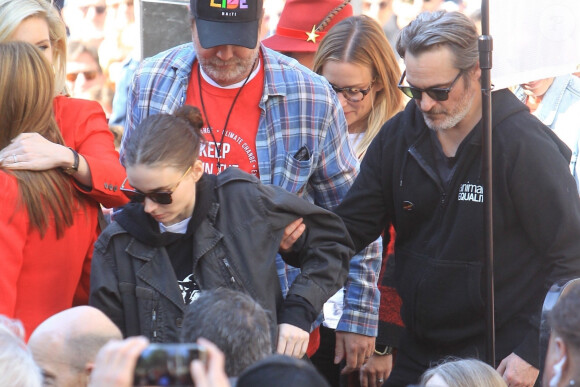 Joaquin Phoenix et sa compagne Rooney Mara - Les célébrités à la manifestation Fire Drill Friday dans les rues de Los Angeles, le 7 février 2020.
