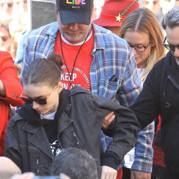 Joaquin Phoenix et sa compagne Rooney Mara - Les célébrités à la manifestation Fire Drill Friday dans les rues de Los Angeles, le 7 février 2020.