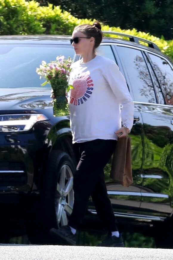 Exclusif - Rooney Mara apporte des fleurs et un cadeau à sa soeur Kate pour sa première fête des mères à Los Angeles, le 10 mai 2020.