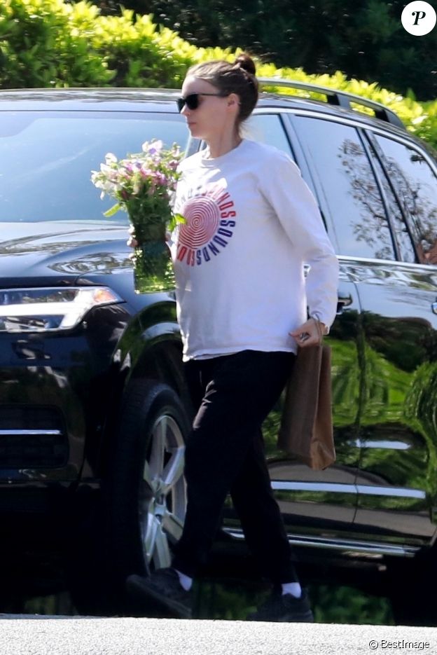 Exclusif - Rooney Mara apporte des fleurs et un cadeau à sa soeur Kate pour sa première fête des mères à Los Angeles, le 10 mai 2020.
