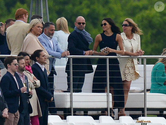 Meghan Markle assiste a un match de polo où joue son compagnon le prince Harry à Ascot le 6 mai 2017.