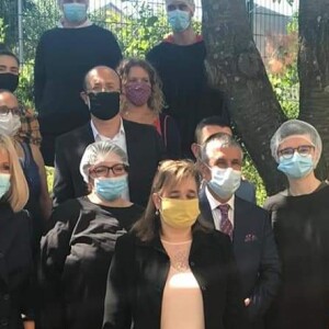 Brigitte Macron en visite à la blanchisserie temporaire de l'hôpital de Montfermeil (Seine-Saint-Denis) le 19 mai 2020. La première dame, présidente de la Fondation Hôpitaux de Paris-Hôpitaux de France était élégante et a respecté les gestes barrières en portant un masque.