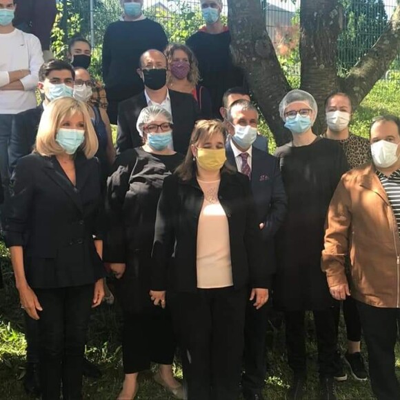 Brigitte Macron en visite à la blanchisserie temporaire de l'hôpital de Montfermeil (Seine-Saint-Denis) le 19 mai 2020. La première dame, présidente de la Fondation Hôpitaux de Paris-Hôpitaux de France était élégante et a respecté les gestes barrières en portant un masque.