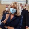 Brigitte Macron en visite à la blanchisserie temporaire de l'hôpital de Montfermeil (Seine-Saint-Denis) le 19 mai 2020. La première dame, présidente de la Fondation Hôpitaux de Paris-Hôpitaux de France était élégante et a respecté les gestes barrières en portant un masque.