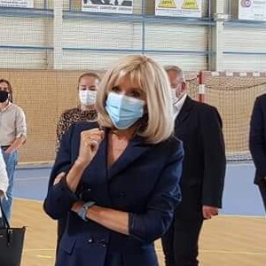 Brigitte Macron en visite à la blanchisserie temporaire de l'hôpital de Montfermeil (Seine-Saint-Denis) le 19 mai 2020. La première dame, présidente de la Fondation Hôpitaux de Paris-Hôpitaux de France était élégante et a respecté les gestes barrières en portant un masque.