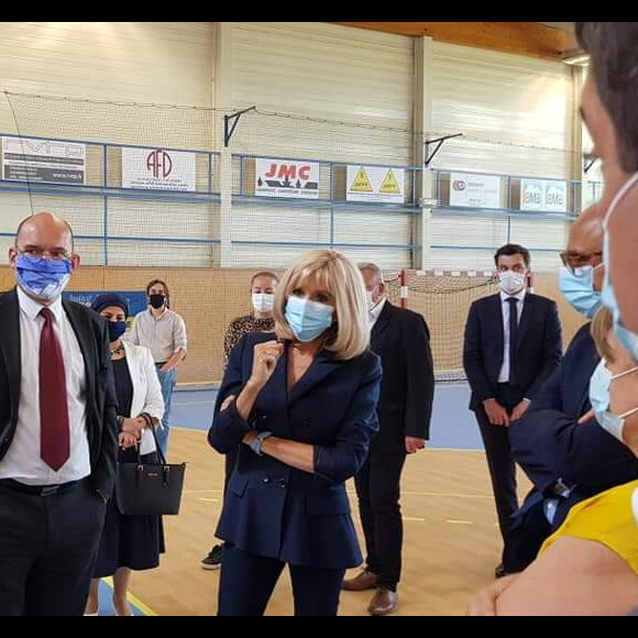 Brigitte Macron en visite à la blanchisserie temporaire de l'hôpital de Montfermeil (Seine-Saint-Denis) le 19 mai 2020. La première dame, présidente de la Fondation Hôpitaux de Paris-Hôpitaux de France était élégante et a respecté les gestes barrières en portant un masque.