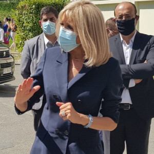 Brigitte Macron en visite à la blanchisserie temporaire de l'hôpital de Montfermeil (Seine-Saint-Denis) le 19 mai 2020. La première dame, présidente de la Fondation Hôpitaux de Paris-Hôpitaux de France était élégante et a respecté les gestes barrières en portant un masque.