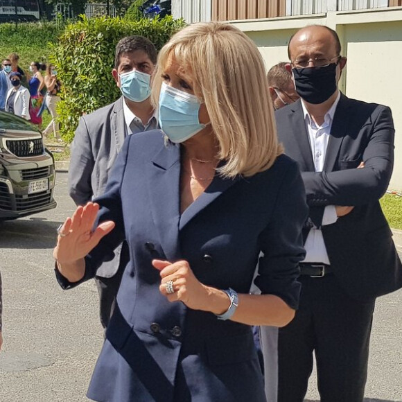 Brigitte Macron en visite à la blanchisserie temporaire de l'hôpital de Montfermeil (Seine-Saint-Denis) le 19 mai 2020. La première dame, présidente de la Fondation Hôpitaux de Paris-Hôpitaux de France était élégante et a respecté les gestes barrières en portant un masque.