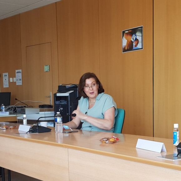 Brigitte Macron en visite à la blanchisserie temporaire de l'Hôpital de Montfermeil (Seine-Saint-Denis) le 19 mai 2020. La première dame, présidente de la Fondation Hôpitaux de Paris-Hôpitaux de France était élégante et a respecté les gestes barrières en portant un masque.