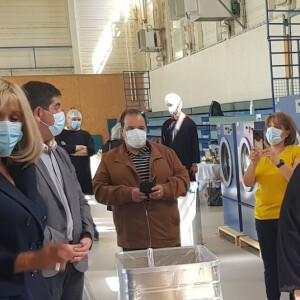 Brigitte Macron en visite à la blanchisserie temporaire de l'Hôpital de Montfermeil (Seine-Saint-Denis) le 19 mai 2020. La première dame, présidente de la Fondation Hôpitaux de Paris-Hôpitaux de France était élégante et a respecté les gestes barrières en portant un masque.