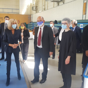 Brigitte Macron en visite à la blanchisserie temporaire de l'Hôpital de Montfermeil (Seine-Saint-Denis) le 19 mai 2020. La première dame, présidente de la Fondation Hôpitaux de Paris-Hôpitaux de France était élégante et a respecté les gestes barrières en portant un masque.