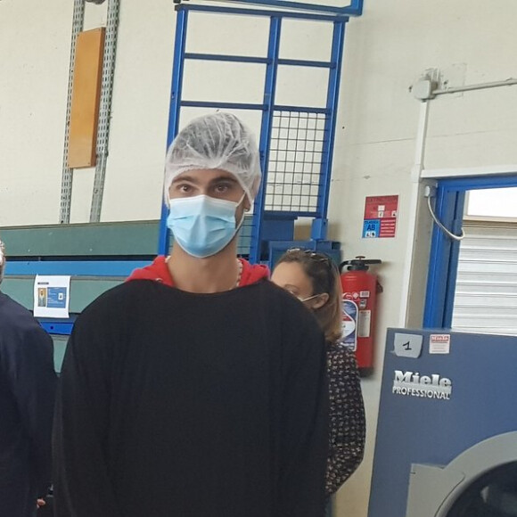 Brigitte Macron en visite à la blanchisserie temporaire de l'Hôpital de Montfermeil (Seine-Saint-Denis) le 19 mai 2020. La première dame, présidente de la Fondation Hôpitaux de Paris-Hôpitaux de France était élégante et a respecté les gestes barrières en portant un masque.