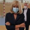 Brigitte Macron en visite à la blanchisserie temporaire de l'hôpital de Montfermeil (Seine-Saint-Denis) le 19 mai 2020. La première dame, présidente de la Fondation Hôpitaux de Paris-Hôpitaux de France était élégante et a respecté les gestes barrières en portant un masque.