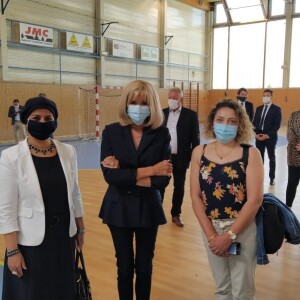 Brigitte Macron en visite à la blanchisserie temporaire de l'hôpital de Montfermeil (Seine-Saint-Denis) le 19 mai 2020. La première dame, présidente de la Fondation Hôpitaux de Paris-Hôpitaux de France était élégante et a respecté les gestes barrières en portant un masque.