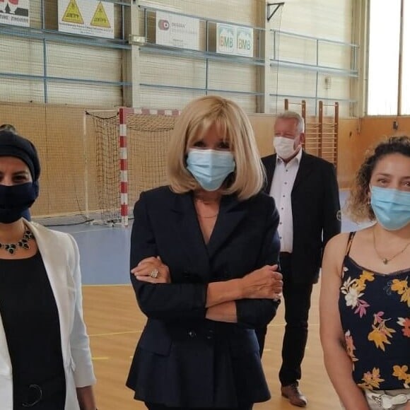 Brigitte Macron en visite à la blanchisserie temporaire de l'hôpital de Montfermeil (Seine-Saint-Denis) le 19 mai 2020. La première dame, présidente de la Fondation Hôpitaux de Paris-Hôpitaux de France était élégante et a respecté les gestes barrières en portant un masque.