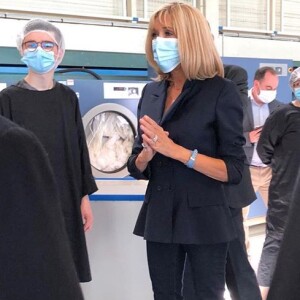 Brigitte Macron en visite à la blanchisserie temporaire de l'hôpital de Montfermeil (Seine-Saint-Denis) le 19 mai 2020. La première dame, présidente de la Fondation Hôpitaux de Paris-Hôpitaux de France était élégante et a respecté les gestes barrières en portant un masque.