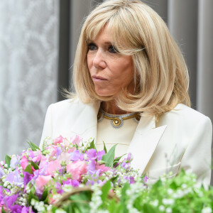 Brigitte Macron - Le président de la République lors de la remise du muguet par des représentants de la filière horticole et le président du marché de Rungis au palais de l'Elysée à Paris le 1er mai 2020. © Jacques Witt / Pool / Bestimage