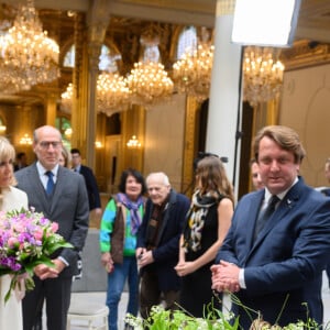 Stéphane Layani, président du marché d'intérêt national de Rungis - Brigitte Macron - Le président de la République lors de la remise du muguet par des représentants de la filière horticole et le président du marché de Rungis au palais de l'Elysée à Paris le 1er mai 2020. © Jacques Witt / Pool / Bestimage