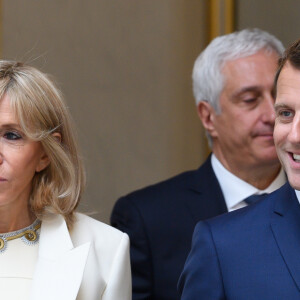 Stéphane Layani, président du marché d'intérêt national de Rungis - Brigitte Macron - Le président de la République lors de la remise du muguet par des représentants de la filière horticole et le président du marché de Rungis au palais de l'Elysée à Paris le 1er mai 2020. © Jacques Witt / Pool / Bestimage