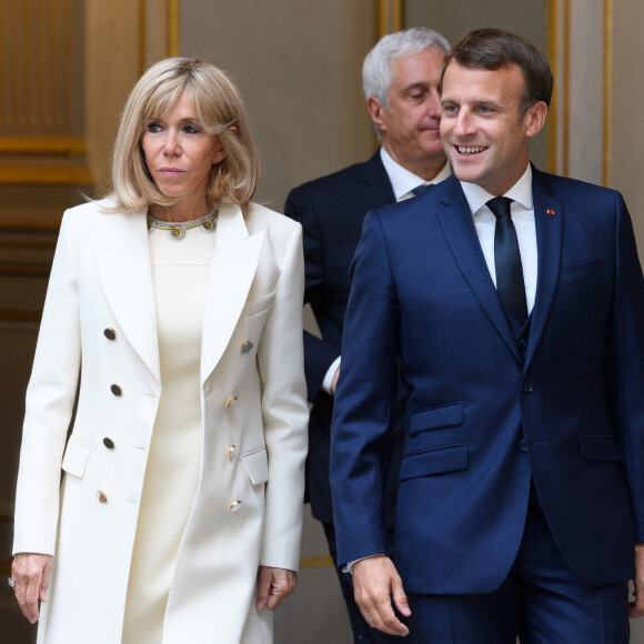 Stéphane Layani, président du marché d'intérêt national de Rungis - Brigitte Macron - Le président de la République lors de la remise du muguet par des représentants de la filière horticole et le président du marché de Rungis au palais de l'Elysée à Paris le 1er mai 2020. © Jacques Witt / Pool / Bestimage