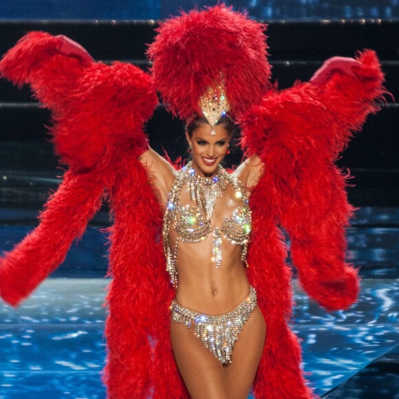 Iris Mittenaere (Miss France 2016) dans un costume ultra sexy de danseuse du Moulin Rouge lors de l'élection de Miss Univers 2017 à la salle omnisports Mall of Asia Arena à Pasay, Chili, le 26 janvier 2017.