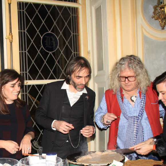 Exclusif - Sandrine Sarroche, Magloire, Bruno Berberes, Cédric Villani, Pierre-Jean Chalençon, Laurence Sailliet - Dîner chez Pierre-Jean Chalençon à Paris, le 14 mai 2020. © Baldini / Bestimage