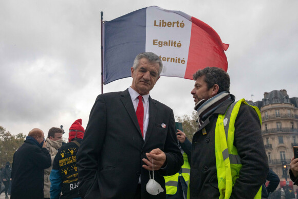 Le député des Pyrénées-Atlantiques Jean Lassalle était présent au milieu de la manifestation des gilets jaunes à Paris le 16 novembre 2019. © JLPPA/Bestimage