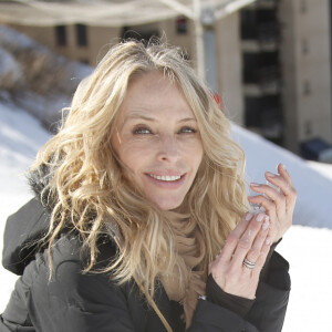 Tonya Kinzinger lors du photocall du feuilleton télévisé "Un si grand soleil" lors du 22e Festival des créations télévisuelles de Luchon, France, le 8 février 2020. © Christophe Aubert/Bestimage