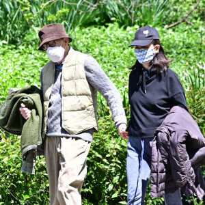 Exclusif - Première sortie discrète pour Woody Allen et sa femme Soon-Yi pendant l'épidémie de coronavirus (COVID-19) à New York le 28 avril 2020.