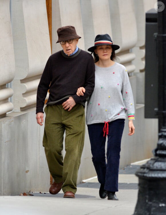 Exclusif - Woody Allen et sa femme Soon-Yi Previn lors d'une balade dominicale bras dessus, bras dessous à New York le 12 janvier 2020.