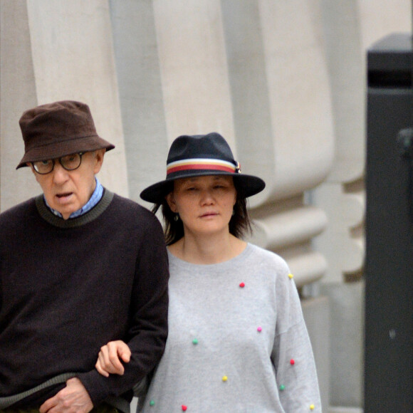 Exclusif - Woody Allen et sa femme Soon-Yi Previn lors d'une balade dominicale bras dessus, bras dessous à New York le 12 janvier 2020.