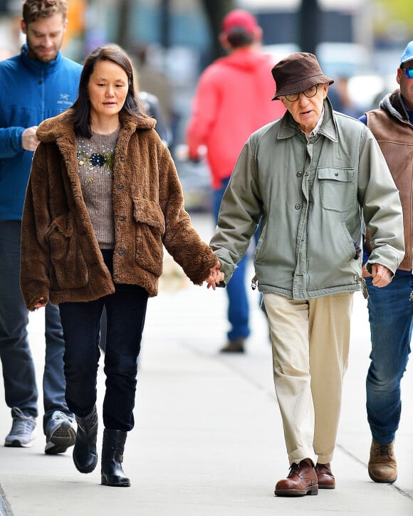 Exclusif - Woody Allen et sa femme Soon-Yi Previn se promènent, main dans la main, dans les rues de New York, le 11 novembre 2019.