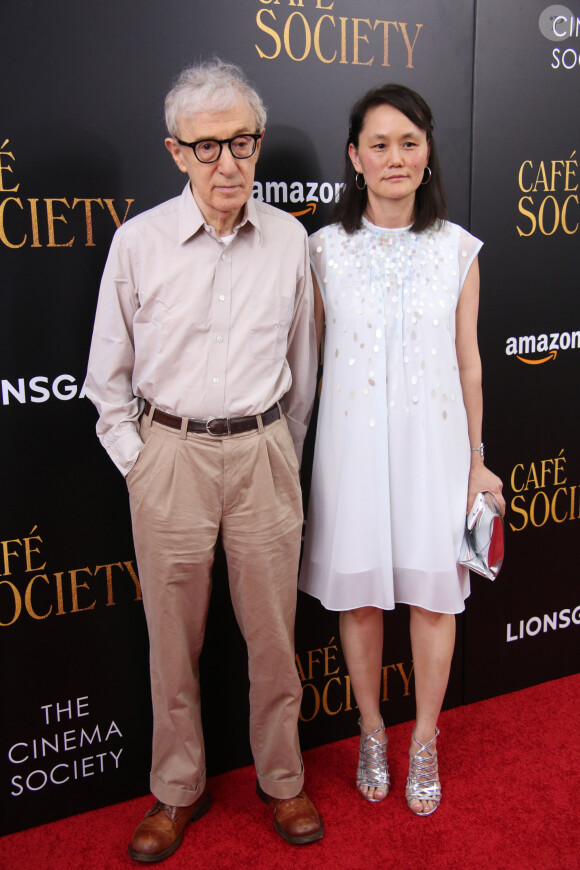 Woody Allen et sa femme Soon Yi à la première de 'Cafe Society' au Cinema Society à New York, le 13 juillet 2016