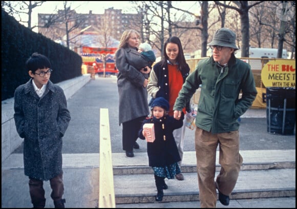 Mia Farrow, Woody Allen et leurs enfants Seamus Satchel, Dylan Farrow, Soon-Yi Previn et Moses Amadeux en 1988 à New York.