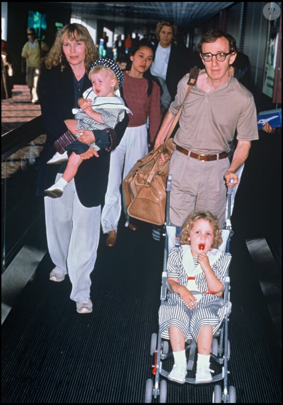 Mia Farrow et Woody Allen avec leurs enfants, dont Soon-Yi et Dylan, à l'aéroport de Londres en 1989.