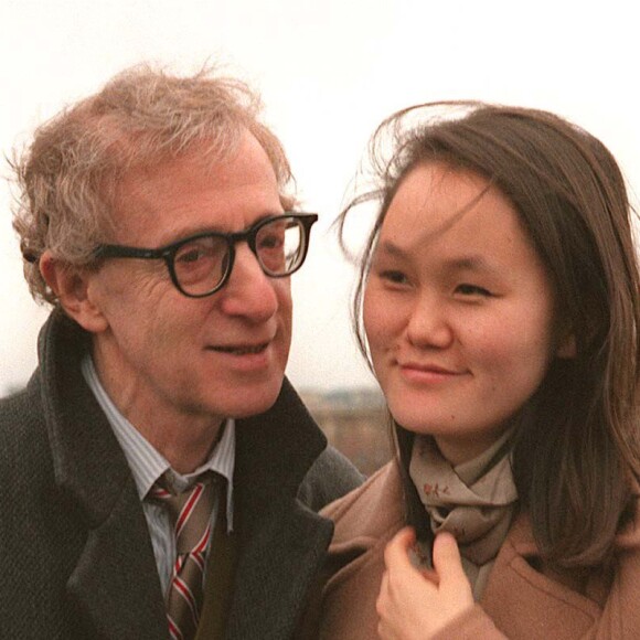 Woody Allen et Soon-Yi à Paris en 1997.