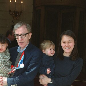 Woody Allen et Soon-Yi à Paris avec leurs filles en 2001.