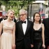 Scarlett Johansson, Woody Allen et Soon-Yi au Festival de Cannes en 2005 pour présenter le film "Match Point".