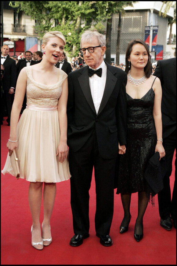 Scarlett Johansson, Woody Allen et Soon-Yi au Festival de Cannes en 2005 pour présenter le film "Match Point".