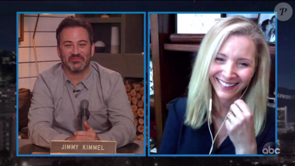Dans l'émission "Jimmy Kimmel Live", Lisa Kudrow montre la boîte à biscuits issue du plateau de la série "Friends" offerte par Matthew Perry à la fin du tournage. L'actrice participait à l'émission pour la promotion de la nouvelle série de Netflix, "Space Force". Los Angeles. Le 26 mai 2020.