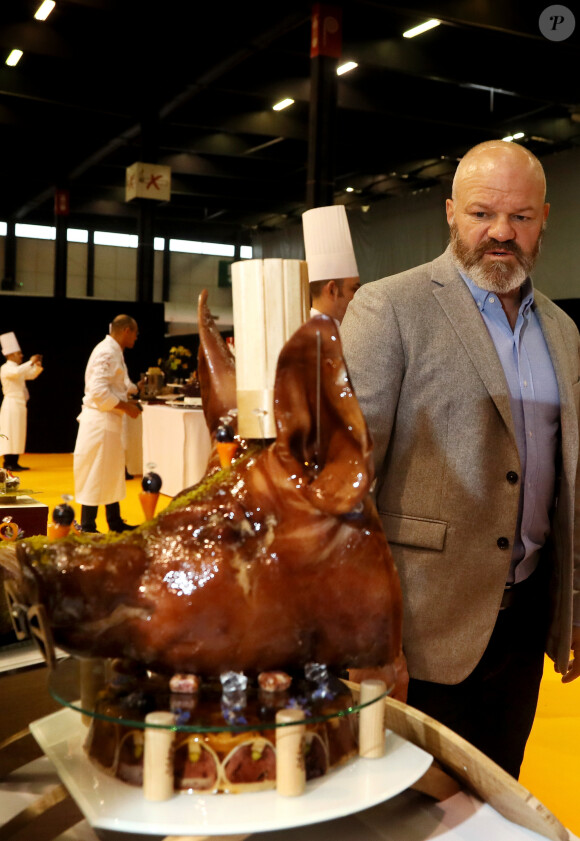 Exclusif - Le chef Philippe Etchebest fait le tour du salon "Exp'Hotel" à Bordeaux le 20 novembre 2017. Il animera de nombreux ateliers, conférences et cours de cuisines en public. Une douzaine de concours également récompenseront les meilleurs chefs et les espoirs de la restauration. Le concours le plus original est cette année sur le thème " La tête de cochon dans tous ses états". © Patrick Bernard/ Bestimage