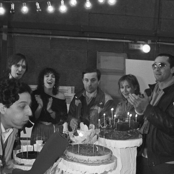 Les 30 ans de Christian Clavier lors du tournage du film "Le Père Noël est une ordune" en 1982, avec une partie de la tropue du Splendid, Jean-Marie Poire, Anémone, Bruno Moynot, Marie-Anne Chazl et Thierry Lhermitte.