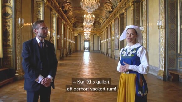 La princesse héritière Victoria de Suède fait visiter la galerie de Karl XI au palais royal à Stockholm à l'occasion de la fête nationale suédoise le 6 juin 2020.