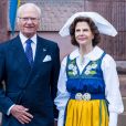 Le roi Carl XVI Gustaf et la reine Silvia de Suède au palais royal à Stockholm le 6 juin 2020 lors de la Fête nationale.
