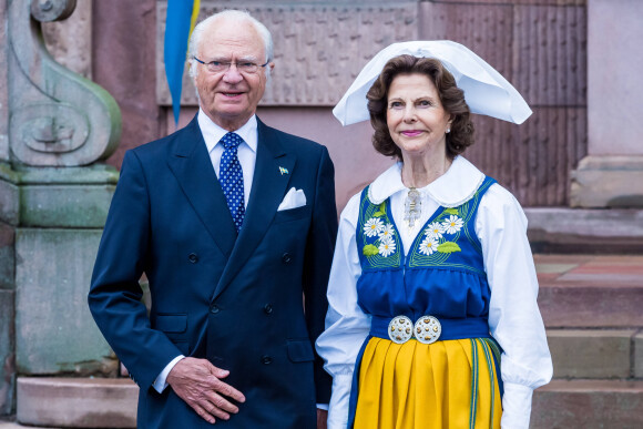 Le roi Carl XVI Gustaf et la reine Silvia de Suède au palais royal à Stockholm le 6 juin 2020 lors de la Fête nationale.