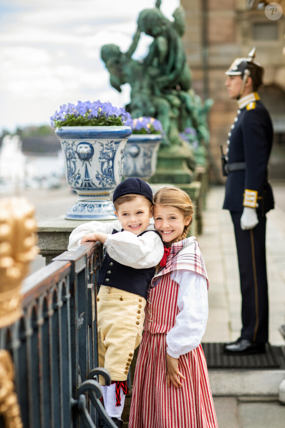 La princesse Estelle de Suède et le prince Oscar de Suède photographiés dans Logarden, jardin du palais royal à Stockholm, dans les habits traditionnels de leurs duchés respectifs, Östergotland et Scanie, à la veille de la Fête nationale suédoise en juin 2020. ©Linda Broström/Cour royale de Suède