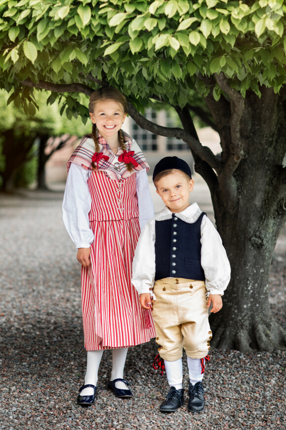 La princesse Estelle de Suède et le prince Oscar de Suède photographiés dans les habits traditionnels de leurs duchés respectifs, Östergotland et Scanie, dans le jardin du palais royal à Stockholm à la veille de la Fête nationale suédoise en juin 2020. ©Linda Broström/Cour royale de Suède