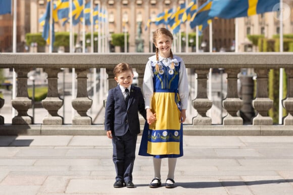 Le prince Oscar et la princesse Estelle de Suède photographiés au palais royal à Stockholm à l'occasion de la Fête nationale suédoise en juin 2020. ©Linda Broström/Cour royale de Suède